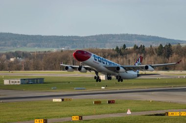 Zürih, İsviçre, 2 Ocak 2023 Edelweiss Airbus A340-313X uçağı kalkıyor.