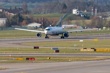 Zürih, İsviçre, 2 Ocak 2023 Air Canada Airbus A330-343 uçağı 16 nolu pistten kalkıyor.