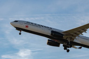 Zürih, İsviçre, 2 Ocak 2023 Air Canada Airbus A330-343 uçağı 16 nolu pistten kalkıyor.