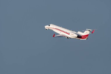 Zürih, İsviçre, 2 Ocak 2023 Embraer ERJ-135BJ Miras 650 iş uçağı 28 numaralı pistten kalkıyor.