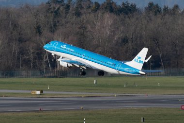 Zürih, İsviçre, 2 Ocak 2023 KLM Hollanda Kraliyet Havayolları Embraer E190-STD uçağı kalkıyor.