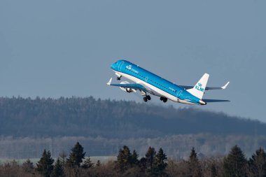 Zürih, İsviçre, 2 Ocak 2023 KLM Hollanda Kraliyet Havayolları Embraer E190-STD uçağı kalkıyor.