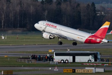 Zürih, İsviçre, 2 Ocak 2023 Iberia Airbus A320-214 Pist 28 'den kalkıyor.