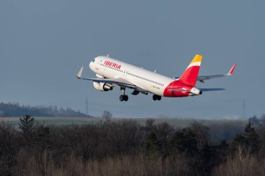 Zürih, İsviçre, 2 Ocak 2023 Iberia Airbus A320-214 Pist 28 'den kalkıyor.