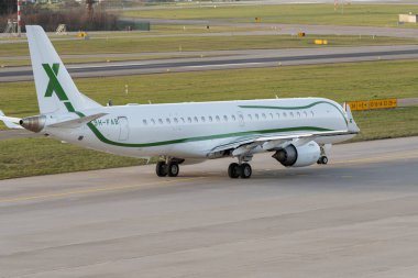 Zürih, İsviçre, 2 Ocak 2023 Embraer Lineage 1000 iş uçağı kalkış konumuna geçiyor.