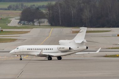 Zürih, İsviçre, 2 Ocak 2023 Dessault Falcon 7X iş uçağı konumuna doğru ilerliyor.