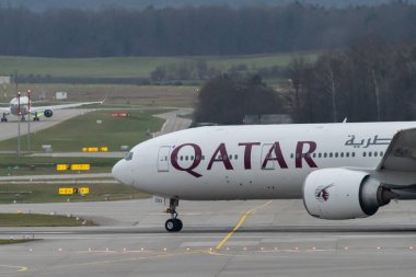 Zürih, İsviçre, 2 Ocak 2023 Katar Havayolları Boeing 777-300ER uçağı kalkış konumuna geçiyor.