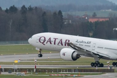 Zürih, İsviçre, 2 Ocak 2023 Katar Havayolları Boeing 777-300ER 16 numaralı pistten kalkıyor.