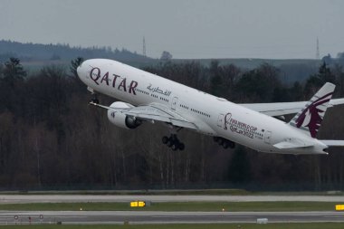 Zürih, İsviçre, 2 Ocak 2023 Katar Havayolları Boeing 777-300ER 16 numaralı pistten kalkıyor.