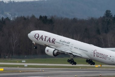 Zürih, İsviçre, 2 Ocak 2023 Katar Havayolları Boeing 777-300ER 16 numaralı pistten kalkıyor.