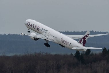 Zürih, İsviçre, 2 Ocak 2023 Katar Havayolları Boeing 777-300ER 16 numaralı pistten kalkıyor.