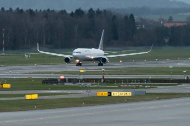 Zürih, İsviçre, 2 Ocak 2023 United Havayolları Boeing 767-322ER uçağı akşam 16 numaralı pistten kalkıyor.