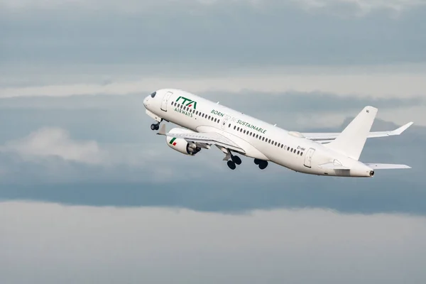 Zürih, İsviçre, 2 Ocak 2023 ITA Hava Yolları Bombacısı CS-300 veya Airbus A220 uçağı 28 numaralı pistten kalkıyor.