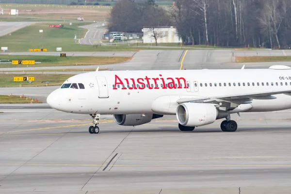 チューリッヒ スイス 1月2 2023オーストリアの航空会社エアバスA320 214航空機がゲートに課税されています — ストック写真