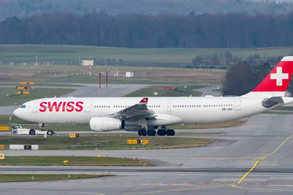 스위스 취리히 2023 스위스 국제항공에어 A330 343 항공기가 독도를 견인된다 — 스톡 사진