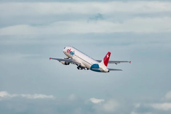 瑞士苏黎世 2023年1月2日空中客车A320 214从28号跑道起飞 — 图库照片