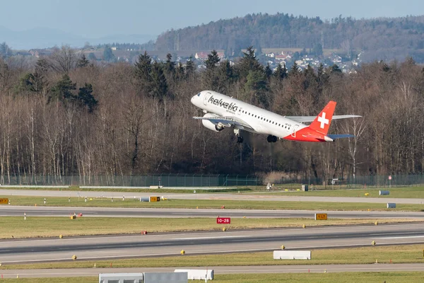 Zurique Suíça Janeiro 2023 Aviões Helvéticos Embraer E190 Saindo Pista — Fotografia de Stock