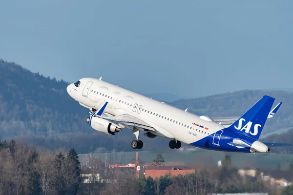 Цюрих Швейцарія Січня 2023 Скандинавські Авіакомпанії Airbus A320 251N Вилітають — стокове фото