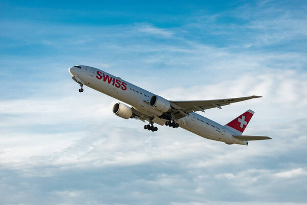 Цюрих, Швейцария, 2 января 2023 года Самолеты Boeing 777-300ER вылетают с взлетно-посадочной полосы 16