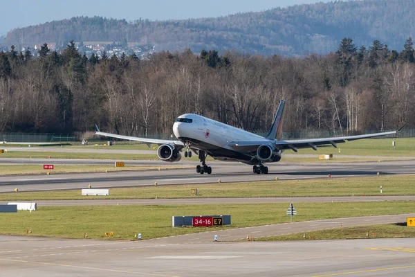 Zürih, İsviçre, 2 Ocak 2023 Air Canada Airbus A330-343 uçağı 16 nolu pistten kalkıyor.