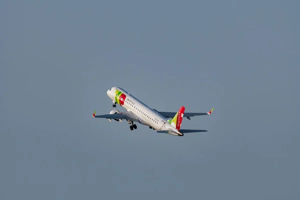 Zurych Szwajcaria Stycznia 2023 Tap Air Portugal Embraer E190Lr Startuje — Zdjęcie stockowe
