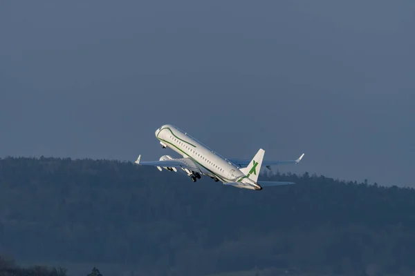 瑞士苏黎世 2023年1月2日Embraer Lineage 1000型商务飞机将从28号跑道起飞 — 图库照片
