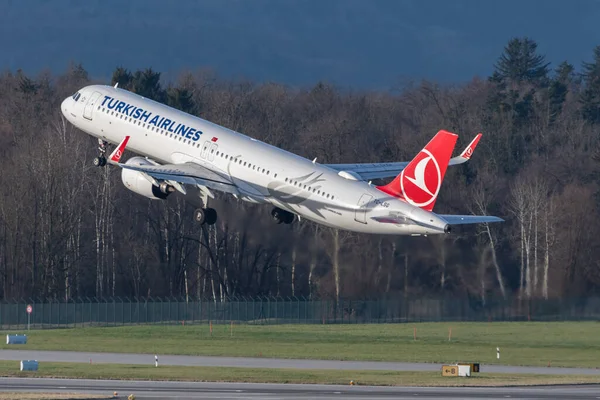 Zürih, İsviçre, 2 Ocak 2023 Türk Havayolları Airbus A321-271NX Neo uçağı kalkıyor.