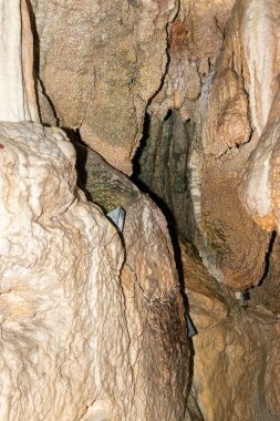 Baar, İsviçre, 29 Nisan 2023 Hoellengrotten mağarasında inanılmaz büyüleyici kaya oluşumu