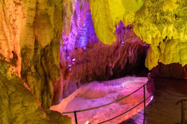 Baar, İsviçre, 29 Nisan 2023 İnanılmaz büyüleyici kaya oluşumu ve Hoellengrotten mağarasında renkli ışıklarla aydınlatılmış küçük bir göl