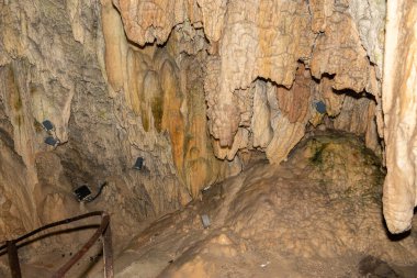 Baar, İsviçre, 29 Nisan 2023 Hoellengrotten mağarasında inanılmaz büyüleyici kaya oluşumu