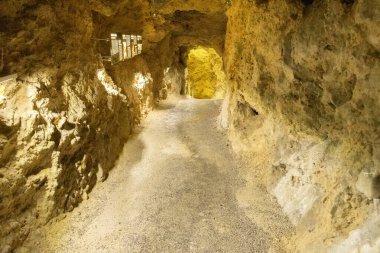 Baar, İsviçre, 29 Nisan 2023 Hoellengrotten mağarasında inanılmaz büyüleyici kaya oluşumu