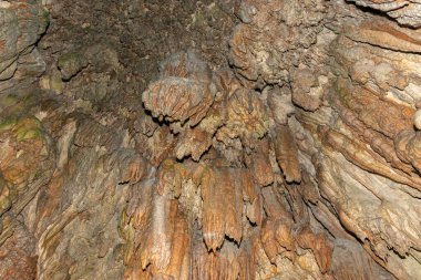 Baar, İsviçre, 29 Nisan 2023 Hoellengrotten mağarasında inanılmaz büyüleyici kaya oluşumu