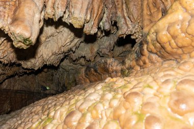 Baar, İsviçre, 29 Nisan 2023 Hoellengrotten mağarasında inanılmaz büyüleyici kaya oluşumu