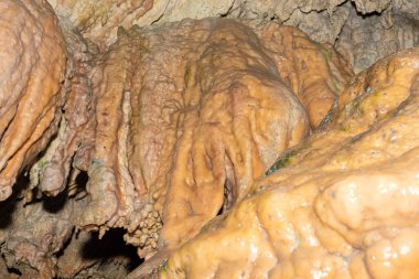 Baar, İsviçre, 29 Nisan 2023 Hoellengrotten mağarasında inanılmaz büyüleyici kaya oluşumu