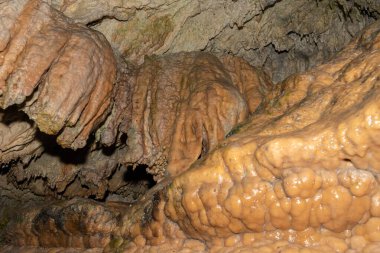 Baar, İsviçre, 29 Nisan 2023 Hoellengrotten mağarasında inanılmaz büyüleyici kaya oluşumu