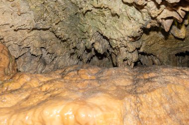 Baar, İsviçre, 29 Nisan 2023 Hoellengrotten mağarasında inanılmaz büyüleyici kaya oluşumu