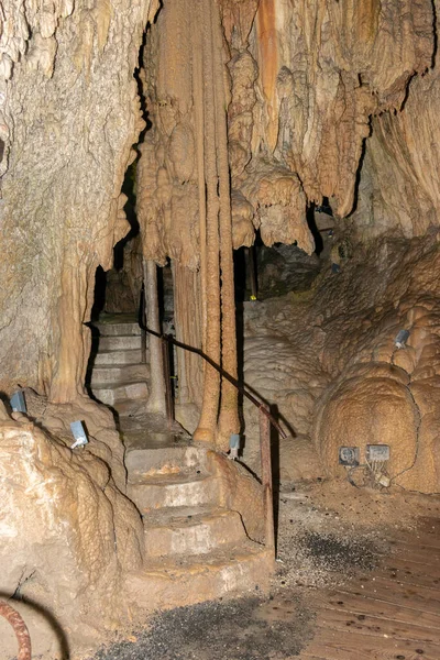 2023年4月29日 瑞士巴尔 霍伦根腐烂洞穴内令人难以置信的迷人岩石形成 — 图库照片