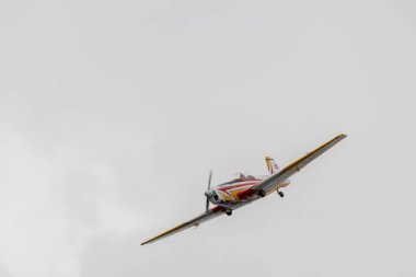 Rhine Vadisi, Saint Gallen, İsviçre, 20 Mayıs 2023 HB-TRQ Zlin 526 akrobat pervaneli uçak, Kasten Dağı 'nın tepesinden görülen bir hava gösterisinde sahne alıyor.