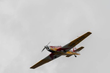 Rhine Vadisi, Saint Gallen, İsviçre, 20 Mayıs 2023 HB-TRQ Zlin 526 akrobat pervaneli uçak, Kasten Dağı 'nın tepesinden görülen bir hava gösterisinde sahne alıyor.