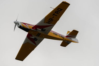 Rhine Vadisi, Saint Gallen, İsviçre, 20 Mayıs 2023 HB-TRQ Zlin 526 akrobat pervaneli uçak, Kasten Dağı 'nın tepesinden görülen bir hava gösterisinde sahne alıyor.