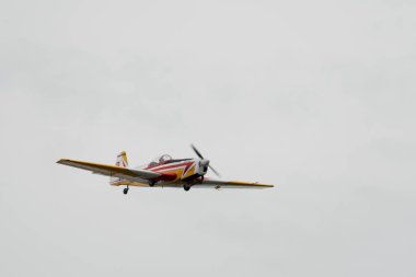 Rhine Vadisi, Saint Gallen, İsviçre, 20 Mayıs 2023 HB-TRQ Zlin 526 akrobat pervaneli uçak, Kasten Dağı 'nın tepesinden görülen bir hava gösterisinde sahne alıyor.