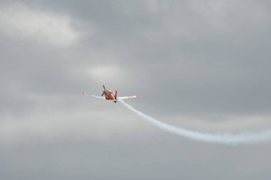 Rhine Vadisi, Saint Gallen, İsviçre, 20 Mayıs 2023 T7-FUN Pilatus PC-7 pervaneli uçak, Kasten Dağı 'nın tepesinden görülen bir hava gösterisinde sahne alıyor.