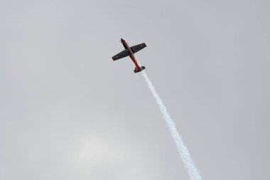 Rhine Vadisi, Saint Gallen, İsviçre, 20 Mayıs 2023 T7-FUN Pilatus PC-7 pervaneli uçak, Kasten Dağı 'nın tepesinden görülen bir hava gösterisinde sahne alıyor.