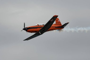 Rhine Vadisi, Saint Gallen, İsviçre, 20 Mayıs 2023 T7-FUN Pilatus PC-7 pervaneli uçak, Kasten Dağı 'nın tepesinden görülen bir hava gösterisinde sahne alıyor.