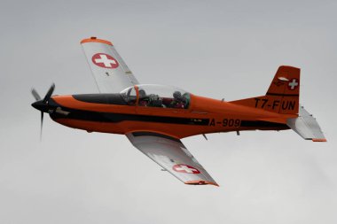 Rhine Vadisi, Saint Gallen, İsviçre, 20 Mayıs 2023 T7-FUN Pilatus PC-7 pervaneli uçak, Kasten Dağı 'nın tepesinden görülen bir hava gösterisinde sahne alıyor.