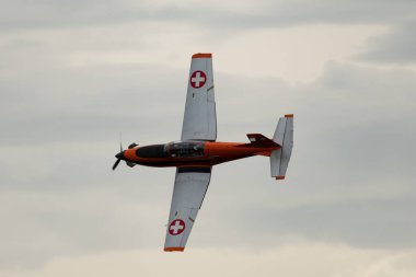 Rhine Vadisi, Saint Gallen, İsviçre, 20 Mayıs 2023 T7-FUN Pilatus PC-7 pervaneli uçak, Kasten Dağı 'nın tepesinden görülen bir hava gösterisinde sahne alıyor.