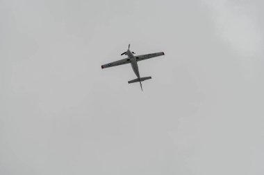 Rhine Vadisi, Saint Gallen, İsviçre, 20 Mayıs 2023 N-3YZ Amatör türbin efsanesi pervane uçak gösterisi sırasında dağın tepesinden görüldü.