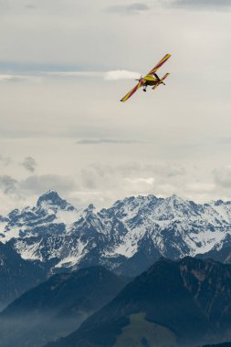 Rhine Vadisi, Saint Gallen, İsviçre, 20 Mayıs 2023 N-283SW Pilatus PC-6 / 350-H2 Porter pervaneli uçak gösterisi sırasında