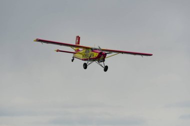 Rhine Vadisi, Saint Gallen, İsviçre, 20 Mayıs 2023 N-283SW Pilatus PC-6 / 350-H2 Porter pervaneli uçak gösterisi sırasında