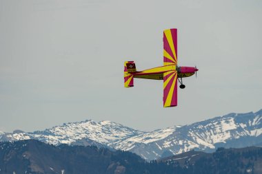 Rhine Vadisi, Saint Gallen, İsviçre, 20 Mayıs 2023 N-283SW Pilatus PC-6 / 350-H2 Porter pervaneli uçak gösterisi sırasında